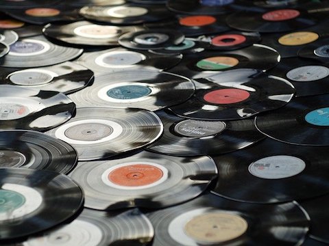 Ett flertal utspridda vinylskivor