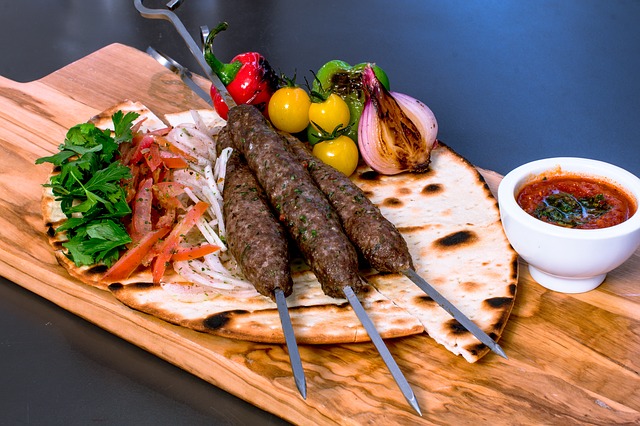 Turkisk mat med kebabspett